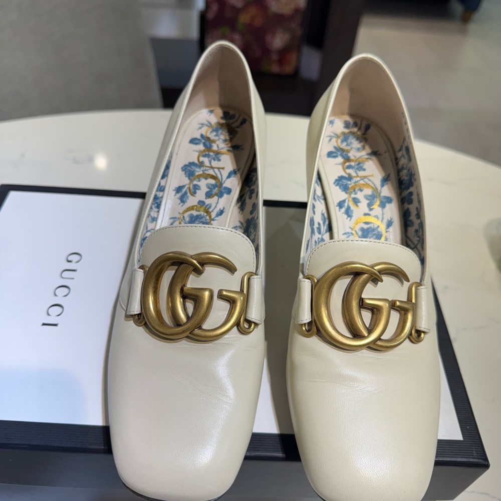 Gucci Women's Cream Loafers with Gold GG Logo Size 8